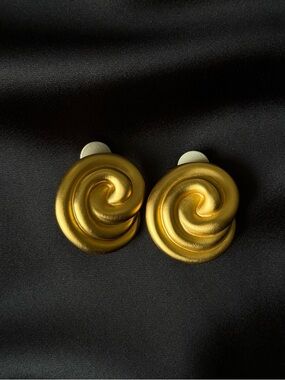 Vintage Gold Swirl Clip-On Earrings - Elegant Women Jewelry